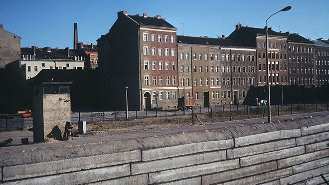 في هذه الصورة ، التي التقطت في 01 يونيو 1968 ، تم تصوير حائط برلين وبرلين الشرقية (القطاع السوفيتي)